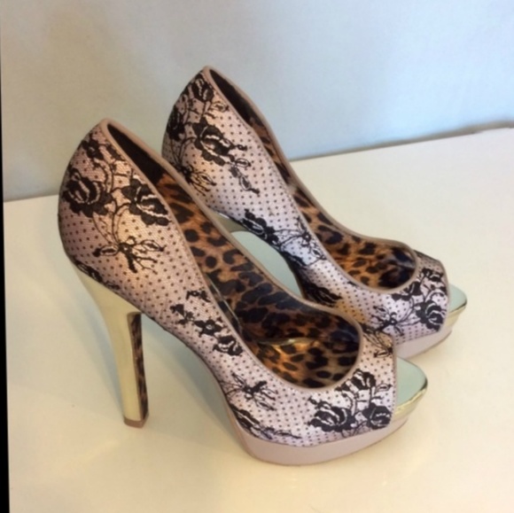 IN SEARCH OF!! Betsey Johnson heel - Picture 1 of 1
